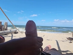Leie, Strand, Sperma im mund, Spermaladung, Lecken, Öffentlich, Schlampe, Ehefrau