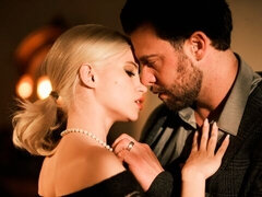 Cul, Grosse bite, Blonde, Sucer une bite, En levrette, Seins naturels, Cheveux courts, Adolescente