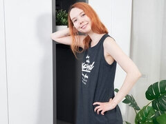 Cul, Doigter, Seins naturels, Rousse roux, Maigrichonne, Solo, Adolescente, Nénés