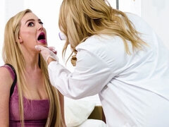 Grote mammen, Vingeren, Lesbisch, Masturbatie, Geschoren, Mager, Kousen, Tieten likken