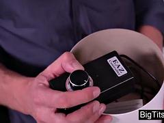 Babe, Store bryster, Blondine, Pik sutte, Slikning, Onani, Solo, Legetøj