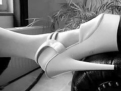 Женское доминирование, Каблуки, Мастурбация, Зрелые, Милф, Курящие, Чулки