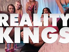 Iso perse, Iso kulli, Suihinotto, Ruskeahiuksinen, Luonnolliset tissit, Pillu, Tatuointi, Tissit