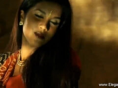 Amatoriale, Brunetta, Erotica, Indiana, Mamma che vorrei scoparmi, Nudi, Spogliarello, Civettuole