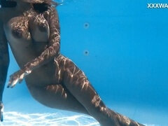Yorgelis Carrillo, la beauté vénézuélienne, se baigne nue et fait un spectacle séduisant au bord de la piscine