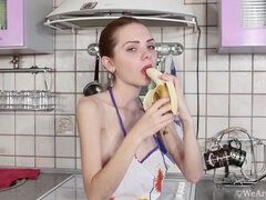 Alisa Chearry masturbates after having a banana