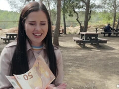 Amatoriale, Brunetta, Europea, All'aperto, Punto di vista pov, Pubblico, Tatuaggi, Tette