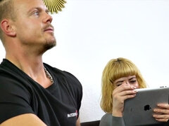 Blond, Dype svelg, Bakfra, Kjole, Runke, Slikking, Fitte, Tattovering