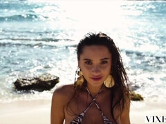 Velké péro, Kuřba, Prsatá, Pár, Stříkání spermatu, Na obličej, Bazén, Drsné akce