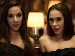 Culo grosso, Baciando, Leccata, Lingerie, Masturbazione, Rasata, Strippaggio, Tette