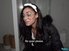 Røv, Brunette, Pik, Briller, Håndjob, Imellem racer, Udendørs, Pov