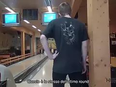 Hunt4k. la coppia e stanca di giocare a bowling, il ragazzo vuole dei soldi, la ragazza vuole il sesso