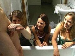 Amateur, Salle de bains, Chambre à dormir, Grosse bite, Sucer une bite, Doigter, Branlette thaïlandaise, Jarretelles