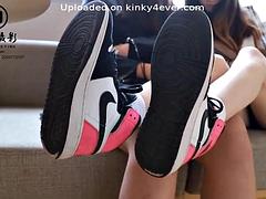 Sneaker removal tickle