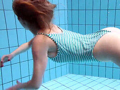 Bikini, Brunette brune, Hongroise, Piscine, Public, Softcore, Nénés, Sous marin