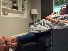 Homme nu et filles habillées, Domination, Femme dominatrice, Fétiche des pieds, Jeans, Esclave