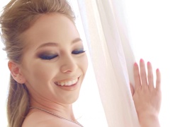 Blondína, Spodná bielizeň, Prirodzené prsia, Pančucháče, Piercing, Vyholené, Sólo, Tetovanie