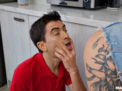 Culo grosso, Pompino, Stivali, Da dietro, Sega, Punto di vista pov, Doccia, Tatuaggi