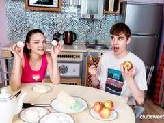 Stor kuk, Avsugning, Doggystyle, Kök, Naturliga tuttar, Mager, Tonåring, Tuttar