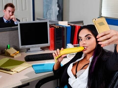 Grosser arsch, Grosser schwanz, Blasen, Hundestellung, Latina, Büro, Jungendliche (18+), Titten