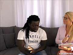 Schwarzer Sch�ler fickt Lehrerin mit riesenschwanz und spritzt ihr auf die Brille