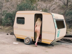 18 éves, Hatalmas hátsó, Monumentális dákó, Tekintélyes didik, Szőke, Tini