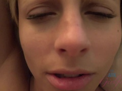 Velika rit, Bikinke, Blondinka, Footjob, Piercing, Prvoosebno snemanje seksa, Kratki lasje, Joške