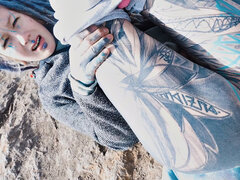 Fingering, Handjobb, Onani, Utomhus, Piercing, Fitta, Kjol, Tatuering