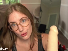 Blasen, Dildo, Frau, Brille, Leder, Solo, Ablutschen, Spielzeuge