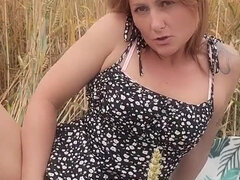 Vies praten, Europees, Vrouw, Masturbatie, Moeder die ik wil neuken, Buiten, Alleen, Tieten likken