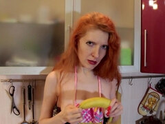 Enthousiasteling, Eten, Keuken, Roodharige vrouw, Mager, Alleen