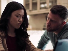 Ázsiai, Seggnyalás, Hatalmas hátsó, Szőke, Cumizás, Két nő, Pornósztárok, Hármas