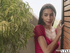 Vanessa, la dvergonde de la soire VIXEN, trahit sa famille pour un mauvais garon