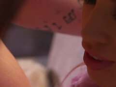 Tette grandi, Bionda, Tettona, Orgasmo, Calze, Succhiando, Tatuaggi, Gemelli