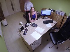 Loan4k. giovane ragazza ingenua viene scopata sulla scrivania nell'ufficio del prestito