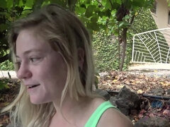 Blondine, Nøgen, Udendørs, Lille kvinde, Pov, Fisse, Barberet, Bryster