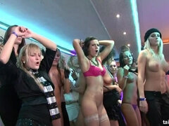 Éjszakai bár, Ondó fröcskölés, Arcra élvezés, Kézimunka, Természetes mellek, Szatén, Zuhanyozó, Begyek