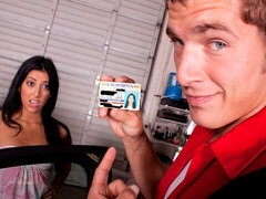 Hatalmas hátsó, Monumentális dákó, Cumizás, Gesztenyebarna, Kutya póz, Természetes mellek, Tini, Begyek