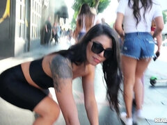 Traseiro, Bundão, Morena, Jeans, Lambendo, Masturbação, Sexo grupal a três, Vibrador