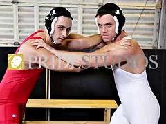 In den arsch, Grosser schwanz, Schwul, Behaart, Hardcore, Küssen, Latina, Massage