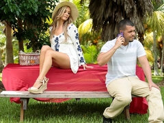 Rumpa, Stor stjärt, Blondin, Avsugning, Doggystyle, Fingering, Handjobb, Milf