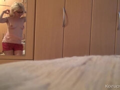 Blond, Briller, Alene