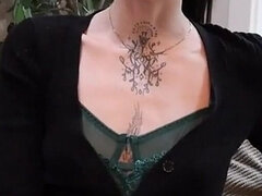 18, Briller, Hæler, Alene, Strømper, Tattovering, Tenåring