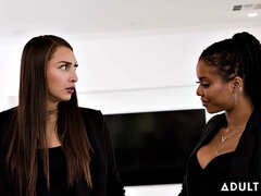 Kuusysi, Iso perse, Isot tissit, Sormetus, Ranskalainen, Lesbo, Julkinen, Todellisuus