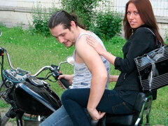 Schwarz, Braunhaarige, Hundestellung, Fingern, Küssen, Im freien, Jungendliche (18+), Titten