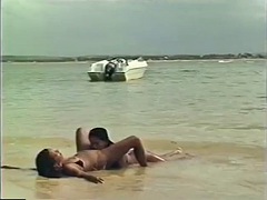 Novinhas gostosas gemendo e gozando dando a bucetinha e o cusinho bem gostoso na praia