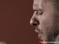 Velké kozy, Kuřba, Brunetka, Dávení penisem, Na obličej, Přírodní prsa, Pička, Tetování