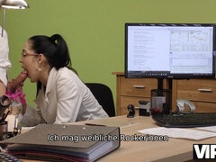 Brille-haired Elis gives her client a blowjob for cash during an interview