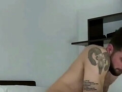 Amateur, Grosse bite, Britannique, Poilue, Masturbation, Chevaucher, Tatouage