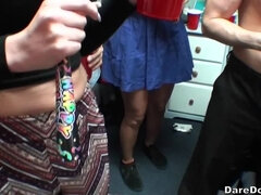 Blondine, Brunette, Universitet, Sædskud, Fest, Barberet, Tatovering, Bryster